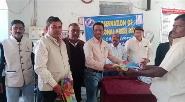 ଆଜି ଜାତୀୟ ପ୍ରେସ ଦିବସ ଅବସରରେ କରଞ୍ଜିଆ ପ୍ରେସ କ୍ଲବ ପକ୍ଷରୁ ଅନ୍ତେବାସୀଙ୍କୁ କମ୍ବଳ ବଣ୍ଟନ