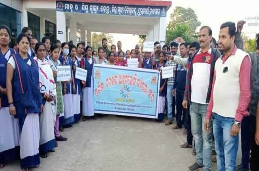 କନ୍ଧମାଳ ଜିଲା ମୁଖ୍ୟ ଚିକିତ୍ସାଳୟ ପରିସରରେ ଆଉଟସୋର୍ସିଙ୍ଗ କର୍ମଚାରୀଙ୍କ ବିକ୍ଷୋଭ