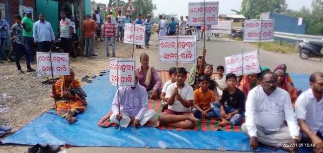 ରାସ୍ତା ନିର୍ମାଣ ଦାବି ରେ ରାସ୍ତା ଅବରୋଧ