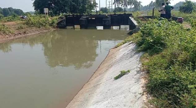 ତିନି ମାସ ପୁରିନି କେନାଲବନ୍ଧ ରେ ନିର୍ମିତ ଢଳେଇ ଫାଟି ଆଁ