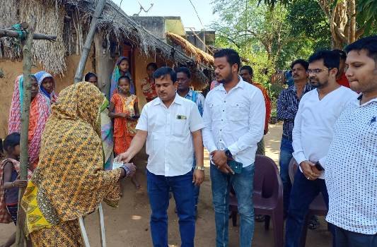 ମୃତକଙ୍କ ପରିବାରକୁ ସହଯୋଗ କଲେ ମନ୍ତ୍ରୀ ଓ ସ୍ଥାନୀୟ ସରପଞ୍ଚ