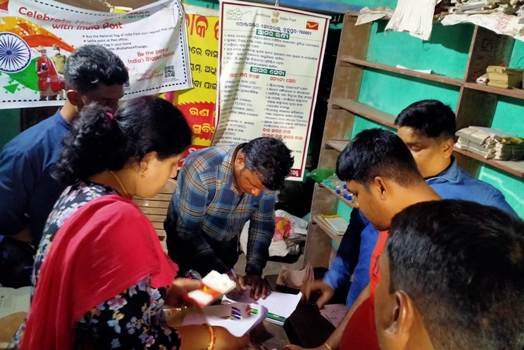 ପୋଷ୍ଟ୍ ମାଷ୍ଟର୍ ଙ୍କ କଳାକାରନାମା ; ନୀରିହ ଗାଆଁ ଲୋକଙ୍କୁ ଭୂଆଁ ବୁଲାଇ ଲକ୍ଷ ଲକ୍ଷ ଟଙ୍କା ଲୁଟ୍