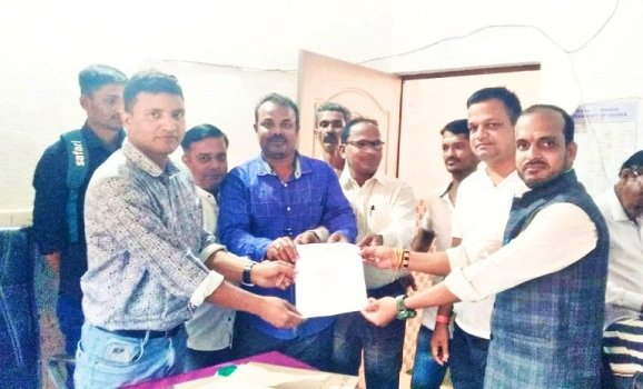 ଗରଦପୁର ବ୍ଲକରେ ମହାଦୁର୍ନୀତି ଅଭିଯୋଗ ମଧ୍ୟବିତ୍ତ ପରିବାର ମହାସଙ୍ଘ ପକ୍ଷରୁ ଦାବିପତ୍ର