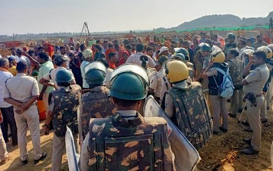 ସାର କାରାଖାନା କୁ ବିରୋଧ କରି ପୋଲିସ୍ ଓ କାଳୀପଲ୍ଲୀ ଗ୍ରାମବାସୀ ମୁହାଁମୁହିଁ