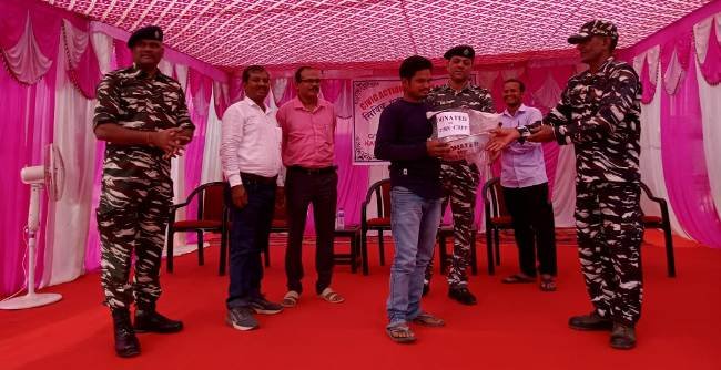 ଗୋଛାପଡାରେ ସିଆରପିଏଫ ତରଫରୁ ଜନସମ୍ପର୍କ ଶିବିର: ଗ୍ରାମବାସୀ ଙ୍କୁ ବିଭିନ୍ନ ସାମଗ୍ରୀ ବଣ୍ଟନ