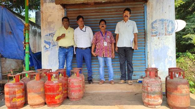 ବିଭିନ୍ନ ସ୍ଥାନରେ ଚଢାଉ କରି ୨୯ ଟି ଗ୍ୟାସ ସିଲିଣ୍ଡରକୁ ଜବତ କଲା ଯୋଗାଣ ବିଭାଗ