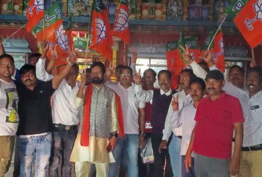 ଛତ୍ରପୁର ରେ ଦଳୀୟ ନେତା ଓ କର୍ମୀ ମାନେ ବାଣ ଫୁଟାଇ ମିଷ୍ଠାନ ବାଣ୍ଟି ବିଜୟୀ ଉତ୍ସବ ପାଳନ କଲେ