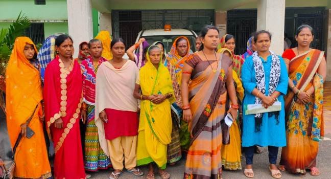 ସ୍ୱୟଂ ସହାୟିକା ମହିଳା ଗୋଷ୍ଠୀର ଟଙ୍କା ହେରଫେର ନେଇ ଜିଲ୍ଲାପାଳଙ୍କୁ ସ୍ମାରକପତ୍ର ପ୍ରଦାନ