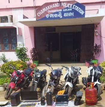 ୬ ବାଇକ ସହ ଦୁଇ ନାବାଳକ ଓ ଜଣେ ଯୁବକ ଗିରଫ