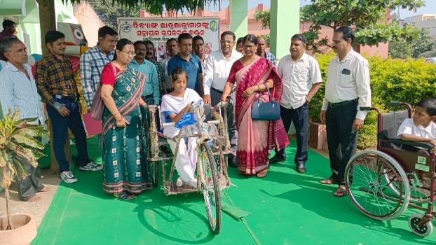 ଦିବ୍ୟାଙ୍ଗ ଶିକ୍ଷାର୍ଥୀଙ୍କୁ ଉପକରଣ ବାଣ୍ଟିଲେ ଅତିରିକ୍ତ ଜିଲ୍ଲାପାଳ