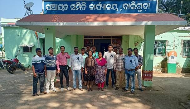 ଆଉଟସୋର୍ସିଙ୍ଗ କର୍ମଚାରୀଙ୍କ କଳାବ୍ୟାଜ ପରିଧାନ