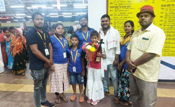 ଅନ୍ତର୍ଜାତୀୟ ନୃତ୍ୟ ମଞ୍ଚରେ ପ୍ରଥମ ହୋଇଥିବା ଓଡ଼ିଆ ଝିଅ ପ୍ରିୟାଂଶୀଙ୍କୁ ଭୁବନେଶ୍ୱର ରେଳ ଷ୍ଟେସନରେ ବିପୁଳ ସମ୍ବର୍ଦ୍ଧନା