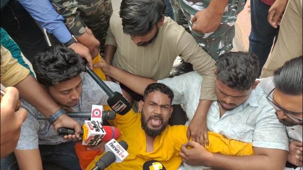 ସଚିବାଳୟକୁ ଧସେଇ ପଶିଲେ ନବନିର୍ମାଣ ଯୁବଛାତ୍ର ସଂଗଠନ