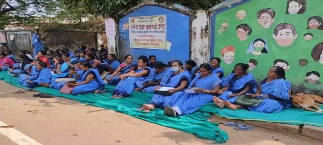 ୭ଦଫା ଦାବିରେ ସମୁହ ଆଶା କର୍ମୀଙ୍କ କାର୍ଯ୍ୟବନ୍ଦ ଆନ୍ଦୋଳନ