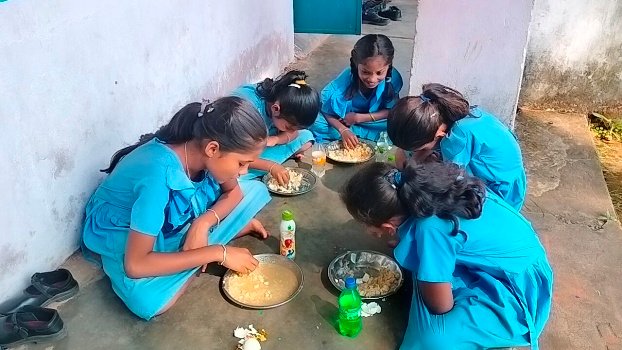 ମଧ୍ୟାହ୍ନ ଭୋଜନ ରେ ସିଯୁନି ଅମୃତଭଣ୍ଡା ପିଲା ଫପାଡ଼ିଲେ