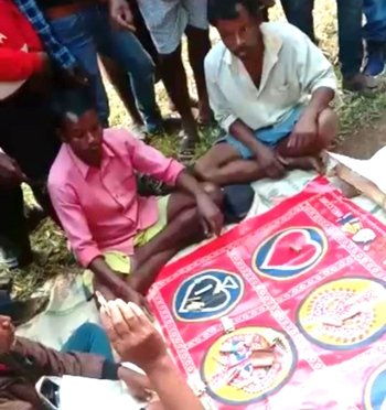 ଜଡାବାଙ୍କର ଜାମବଣୀ ହାଟରେ ଖୁଲାମଖୁଲା ଚାଲିଛି ଜୁଆଖେଳ