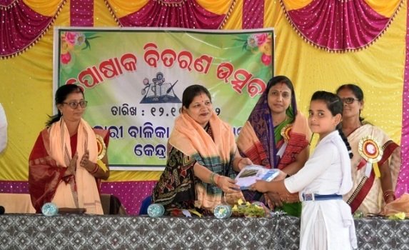 କେନ୍ଦ୍ରାପଡା ସରକାରୀ ବାଳିକା ଉଚ୍ଚ ବିଦ୍ୟାଳୟକୁ ପୋଷ୍ୟ ଭାବେ ଗ୍ରହଣ କଲେ ପୈାରାଧ୍ୟକ୍ଷା