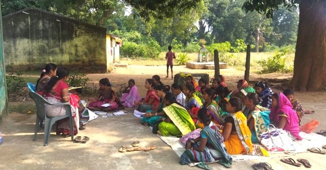 ନିର୍ମାଣ ସରିଥିଲେବି ଘର ହେଉନି ହସ୍ତାନ୍ତର, ଗଛମୁଳେ ଚାଲିଛି ବୈଠକ