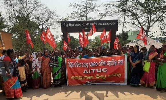ନିଖିଳ ଓଡ଼ିଶା ମଧ୍ୟାହ୍ନ ଭୋଜନ ପାଚିକା-ସହାୟିକା ସଂଘ ପକ୍ଷରୁ ବିକ୍ଷୋଭ ଓ ଦାବିପତ୍ର ପ୍ରଦାନ