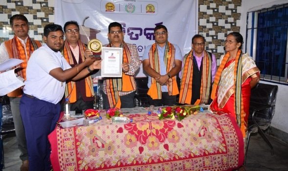 ଜିଲ୍ଲା ସ୍ତରୀୟ ବିତର୍କ ପ୍ରତିଯୋଗିତା ବରିଷ୍ଠରେ ସତ୍ୟରମଣ ଓ କନିଷ୍ଠରେ ତନ୍ମୟ