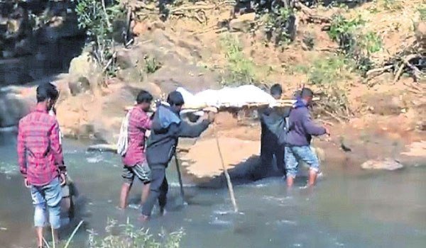 କନ୍ଧମାଳରେ ରାସ୍ତା ନଥିବାରୁ କାନ୍ଧରେ ବୁହାଗଲା ମୃତଦେହ