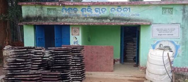 କାମରେ ଲାଗୁନି ମିଶନ ଶକ୍ତି ଗୃହ ପାଲଟିଛି ଠିକାଦାର ଙ୍କ ଗୋଦାମ ଗୃହ 