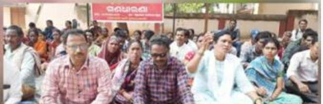 ବକେୟା ଦରମା ଦାବିରେ ଟସର ଚାଷୀ ଓ ଶ୍ରମିକଙ୍କ ଗଜପତି ଜିଲ୍ଲାପାଳଙ୍କ କାର୍ଯ୍ୟାଳୟ ସମ୍ମୁଖରେ ଗଣଧାରଣା