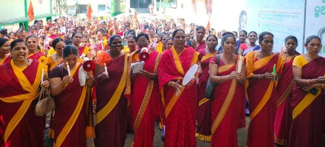 ନୂଆଗଡ଼ ବ୍ଲକର ଅଙ୍ଗନୱାଡ଼ି କର୍ମୀ କେଣ୍ଡେଲ ଜାଳୀ ଧାରଣା ଦେଲେ