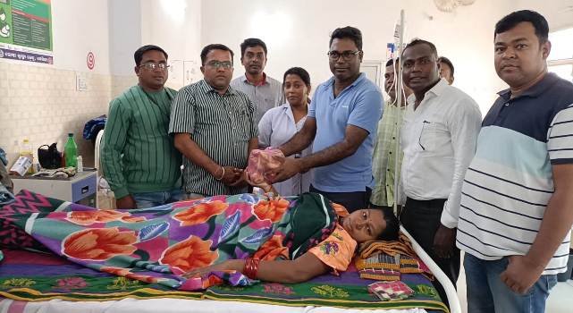 ରୋପ୍ୟ ସଂଗଠନ ପକ୍ଷରୁ କେସିଙ୍ଗା ଗୋଷ୍ଠୀ ସ୍ୱାସ୍ଥ୍ୟ କେନ୍ଦ୍ର ରେ ରୋଗୀଙ୍କୁ ଫଳ ବଣ୍ଟନ