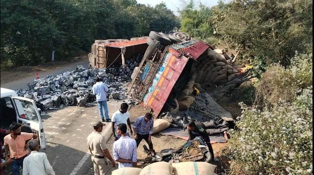 ଘନ କୁହୁଡି ଯୋଗୁଁ ଓଲଟିଲା ତମ୍ବାଖୁ ବୋଝେଇ ଟ୍ରକ