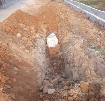 କେସିଙ୍ଗା ଟିଟିଲାଗଡ ଲୁଥୁରବନ୍ଧ ପିଡବ୍ଲୁଡି ରାସ୍ତାରେ ବିନା ଅନୁମତି ରେ କାମ କରି ଅଡୁଆରେ କେସିଙ୍ଗା ପିଏଚଡ଼ି କନିଷ୍ଠ ଯନ୍ତ୍ରୀ