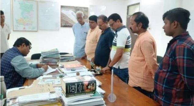 ରାସ୍ତା କାମକୁ ନେଇ ଜିଲ୍ଲା ପ୍ରଶାସନକୁ ସ୍ମାରକପତ୍ର ପ୍ରଦାନ କଲେ ଗଜପତି ଜିଲ୍ଲା କଂଗ୍ରେସ