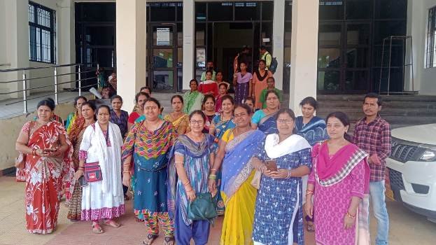 କସ୍ତୁରବା ଗାନ୍ଧୀ ବାଳିକା ବିଦ୍ୟାଳୟ କର୍ମଚାରୀଙ୍କ ଦାବି ପତ୍ର ପ୍ରଦାନ