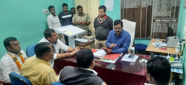 ଶ୍ରମିକ ଭାବେ କାମ କରି ମଜୁରୀ ନପାଇବାରୁ ଜିଲ୍ଲାପାଳଙ୍କ କାର୍ଯ୍ୟାଳୟ ସମ୍ମୁଖରେ ଅନଶନ