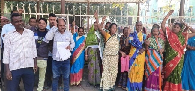 ଗ୍ରାମରେ ଅନୈତିକ କାର୍ଯ୍ୟକଳାପ ସମ୍ପର୍କରେ ମହିଳାମାନଙ୍କ ପକ୍ଷରୁ ଏସଡିପିଓଙ୍କୁ ଅଭିଯୋଗ