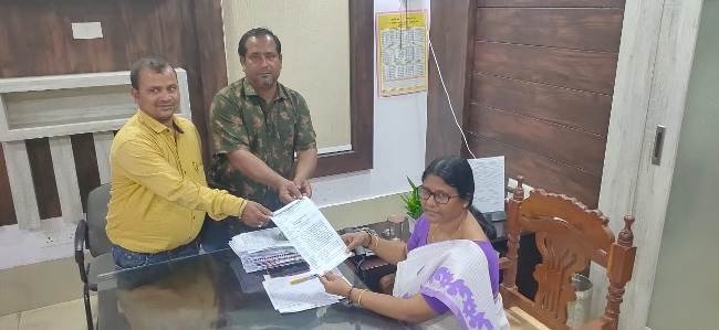 ସ୍ଥାୟୀ ଆଶ୍ରୟ ସ୍ଥଳୀ ନିର୍ମାଣ କରିବା ଦାବି ନେଇ ଅତିରିକ୍ତ ଜିଲ୍ଲାପାଳ ଙ୍କୁ ଭେଟିଲା ବ୍ରହ୍ମପୁର ଖବର କାଗଜ ବିତରକ ସଂଘ