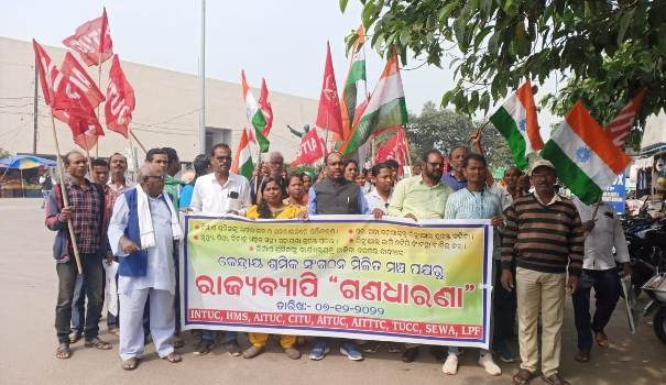 ନିର୍ମାଣ ଶ୍ରମିକ ମାନଙ୍କ ସମସ୍ୟା ଦୂର ନହେଲେ ଶ୍ରମ ଅଫିସ ତାଲା ପଡ଼ିବ