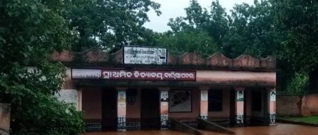 ଶିକ୍ଷକଙ୍କ ଅନୁପସ୍ଥିତି ରେ ଛାତ୍ର ଛାତ୍ରୀଙ୍କ ପରୀକ୍ଷା କଲେ ଗୋଷ୍ଠୀ ଶିକ୍ଷା ଅଧିକାରୀ 