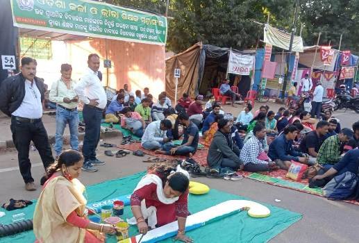 ହକି ଷ୍ଟିକ ତିଆରି ଓ ସଂକୀର୍ତ୍ତନ କରି ଦାବି ଜଣାଇଲା ଓଡ଼ିଶା କଳା ଓ କ୍ରୀଡ଼ା ଶିକ୍ଷକ ମହାସଂଘ