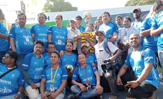 ହକି ବିଶ୍ବକପ ଟ୍ରଫିକୁ ସୂର୍ଯ୍ୟ ମନ୍ଦିର ପରିସରରେ ଭବ୍ୟ ସ୍ବାଗତ ସମ୍ବର୍ଦ୍ଧନା ପ୍ରଦାନ