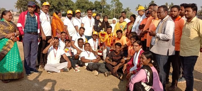 କେନ୍ଦ୍ରାପଡା ସାମ୍ବାଦିକ ଓ ପୈାରକାଉନସିଲରଙ୍କ ମଧ୍ୟରେ ବନ୍ଧୁତ୍ୱପୂର୍ଣ୍ଣ କ୍ରୀକେଟ ମ୍ୟାଚ
