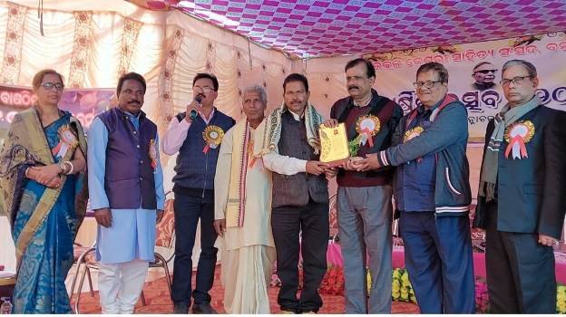 ଉତ୍କଳ କେଶରୀ ସାହିତ୍ୟ ସଂସଦ ପକ୍ଷରୁ ସମ୍ବର୍ଦ୍ଧିତ ହେଲେ ସାମ୍ବାଦିକ କିଶୋର ଆଚାର୍ଯ୍ୟ