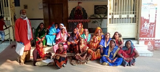 ମାନସିକ ଭିନ୍ନକ୍ଷମ ମହିଳାଙ୍କ ଠାରୁ ବେଆଇନ ଜମି କବଲା କରିନେଇଥିବା ବିରୋଧରେ ଜିଲ୍ଲାପାଳଙ୍କ କାର୍ଯ୍ୟାଳୟ ସମ୍ମୁଖରେ ଧାରଣା
