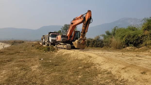ପନ୍ଦାଡୋ ନିକଟରେ ଠିକା ସଂସ୍ଥାର ମାଟି ପରିବହନକୁ ନେଇ ଉତ୍ତେଜନା