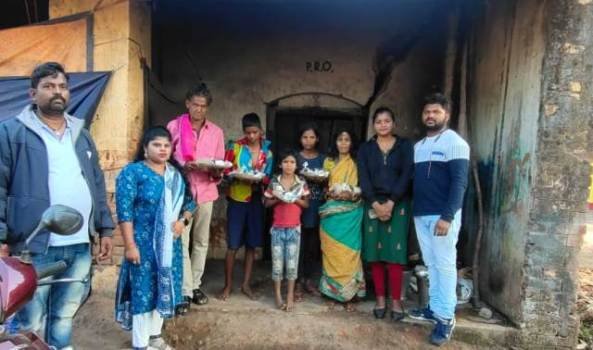 କନ୍ଧମାଳ ସ୍ଵଇଛା ସେବା ସମିତି ପକ୍ଷରୁ ଅସହାୟ ଗରିବଙ୍କୁ ଖାଦ୍ୟ, କମ୍ବଳ ବଣ୍ଟନ 