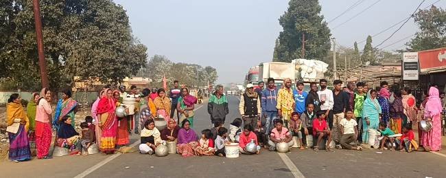 ରାଇରଙ୍ଗପୁର ୨ ନମ୍ବର ଓ୍ବାର୍ଡରେ ପାନୀୟ ଜଳ ସମସ୍ୟା ନେଇ ଗ୍ରାମବାସୀଙ୍କ ଜାତୀୟ ରାଜପଥ ରାସ୍ତାଜାମ୍