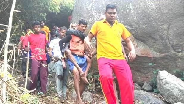ନିଖୋଜ ବୃଦ୍ଧା ଙ୍କୁ  ପାହାଡ଼ ଉପରୁ ଉଦ୍ଧାର କଲେ ଅଗ୍ନିଶମ ବାହିନୀ   