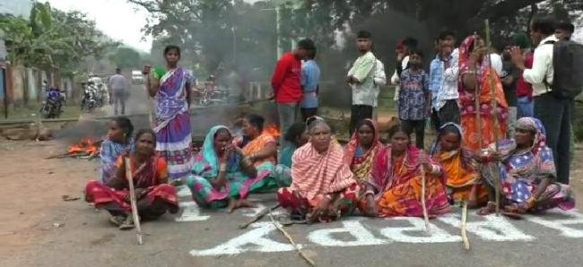 ନାବାଳିକାର ଦୁଷ୍କର୍ମ ଓ ପରେ ମୃତ୍ୟୁକୁ ଅଭିଯୋଗ କ୍ଷତିପୂରଣ ଦାବିରେ ଶବରଖି ଉତ୍ତେଜନା ଓ ରାସ୍ତାରୋକ