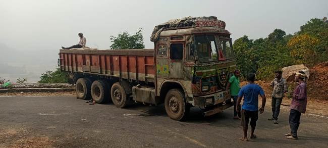 ଗୁମ୍ମା ଠାରୁ ସେରଙ୍ଗ ଯିବା ଘାଟି ଉପରେ ଦୁର୍ଘଟଣା,ଅଳ୍ପକେ ବର୍ତୀଲା ସିମେଣ୍ଟ ବୋଝେଇ ଗାଡ଼ି