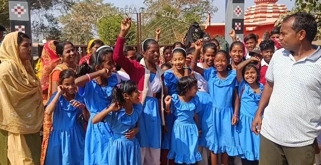 ଠାକୁରାଣୀ ବେଡା ଉଚ୍ଚ ପ୍ରାଥମିକ ବିଦ୍ୟାଳୟର ଶିକ୍ଷକ ଅଭାବ ନେଇ ତାଲା ପକାଇଲେ ଗ୍ରାମବାସୀ